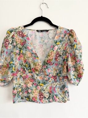 ZARA Floral Puff-Sleeve V-Neck Crop Waist Top in Light Blue S